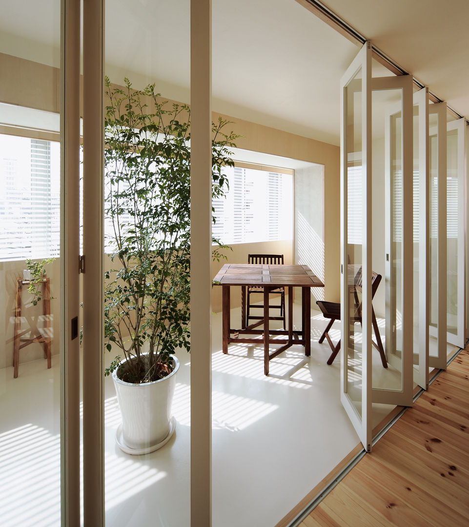 積窓居 Show Window House, UZU architects UZU architects Scandinavian style conservatory