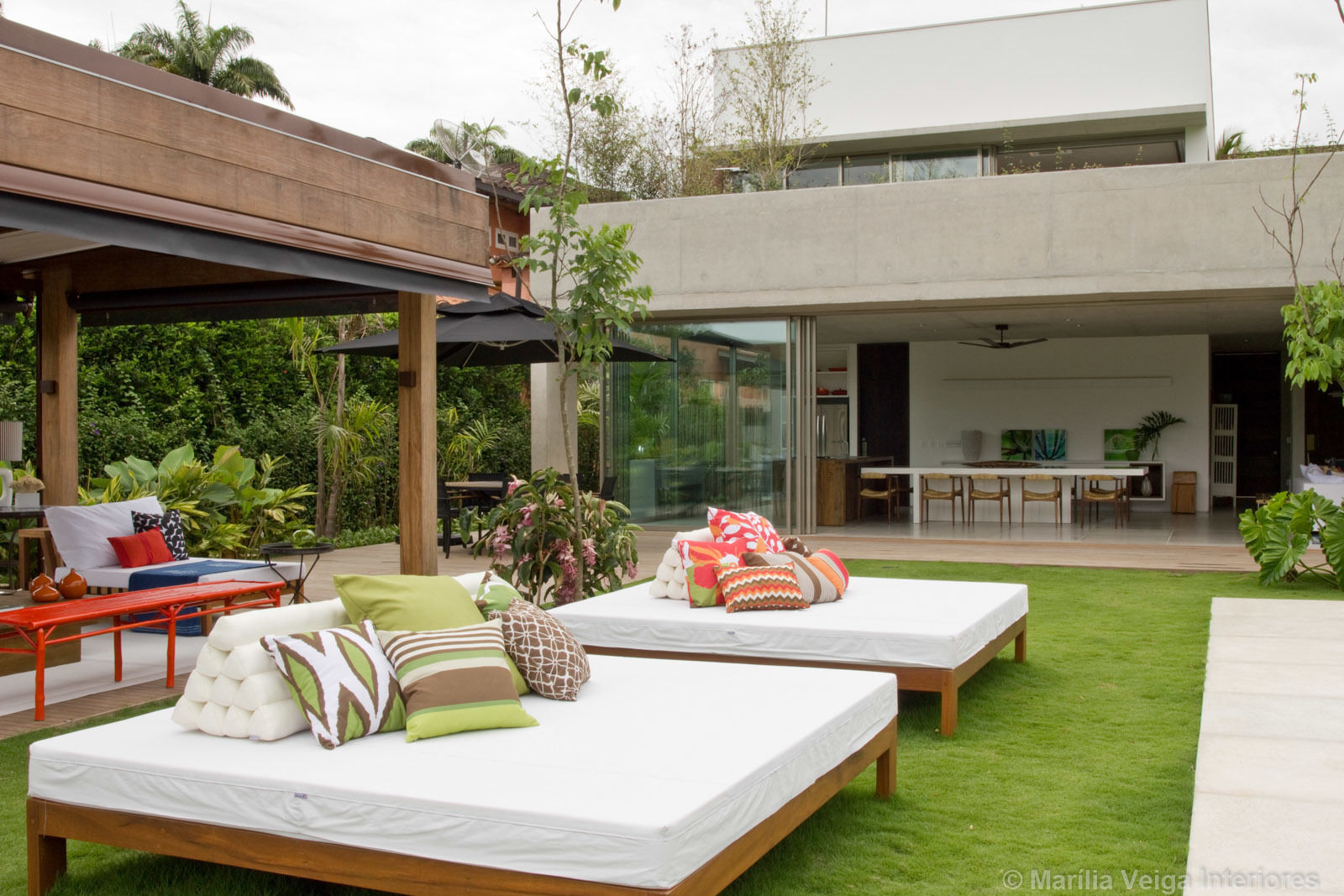 Casa Laranjeiras, Marilia Veiga Interiores Marilia Veiga Interiores Tropical style balcony, veranda & terrace