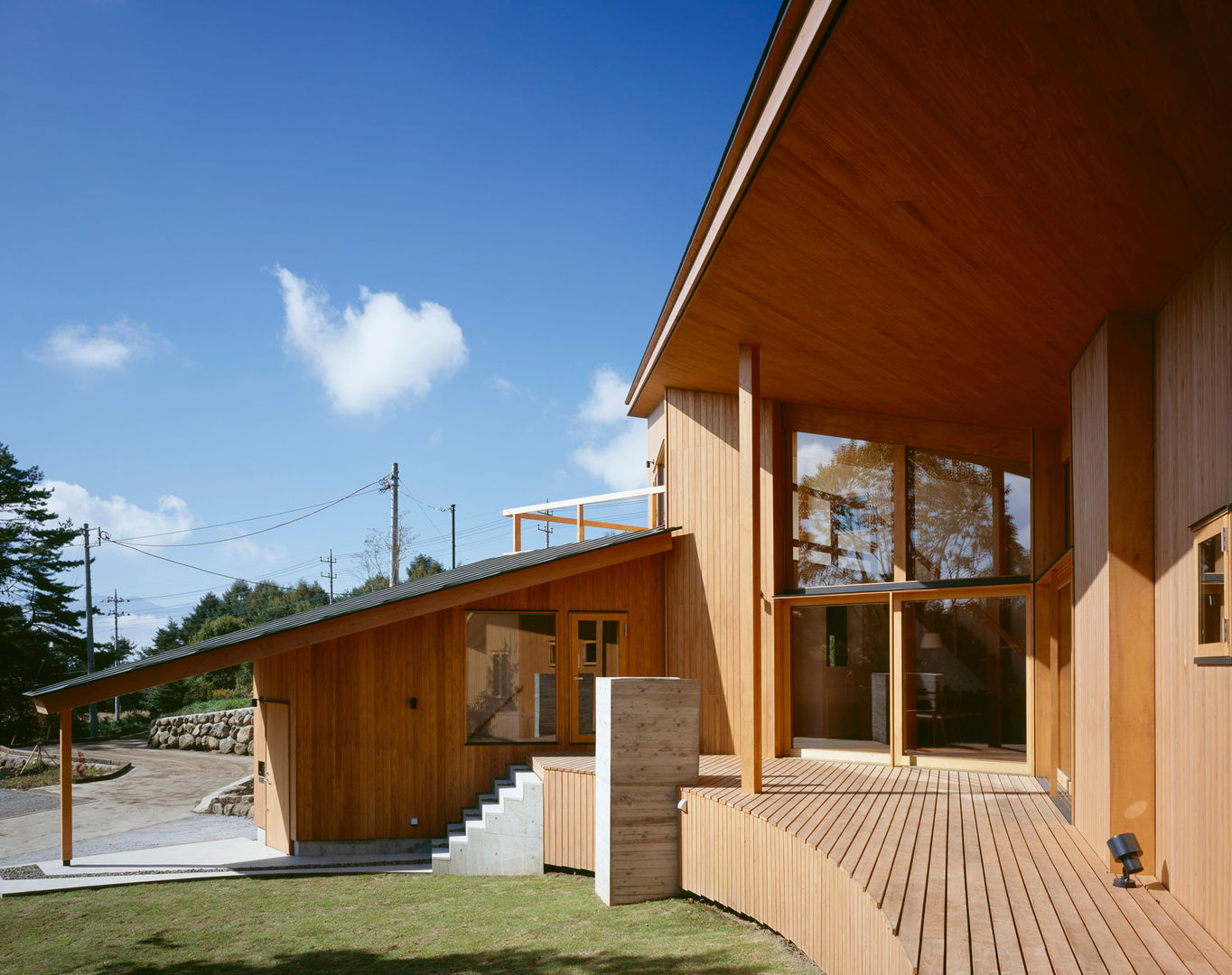 Villa Boomerang, 森吉直剛アトリエ/MORIYOSHI NAOTAKE ATELIER ARCHITECTS 森吉直剛アトリエ/MORIYOSHI NAOTAKE ATELIER ARCHITECTS Modern balcony, veranda & terrace