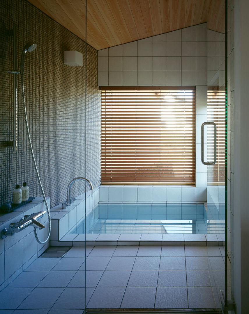 Villa Boomerang, 森吉直剛アトリエ/MORIYOSHI NAOTAKE ATELIER ARCHITECTS 森吉直剛アトリエ/MORIYOSHI NAOTAKE ATELIER ARCHITECTS Modern bathroom