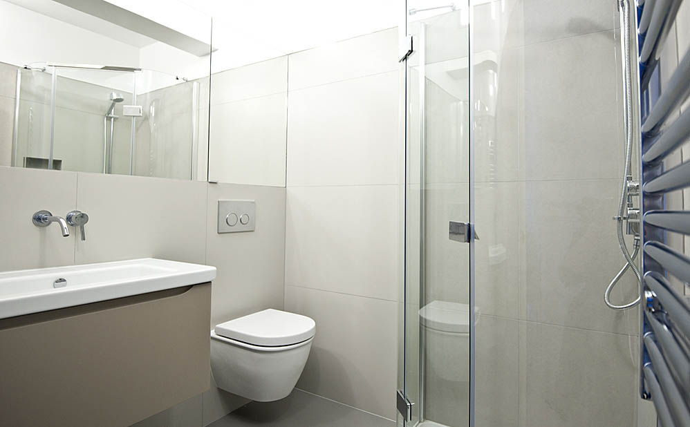 Intelegent use of space in the small bathroom homify Moderne badkamers Decoratie