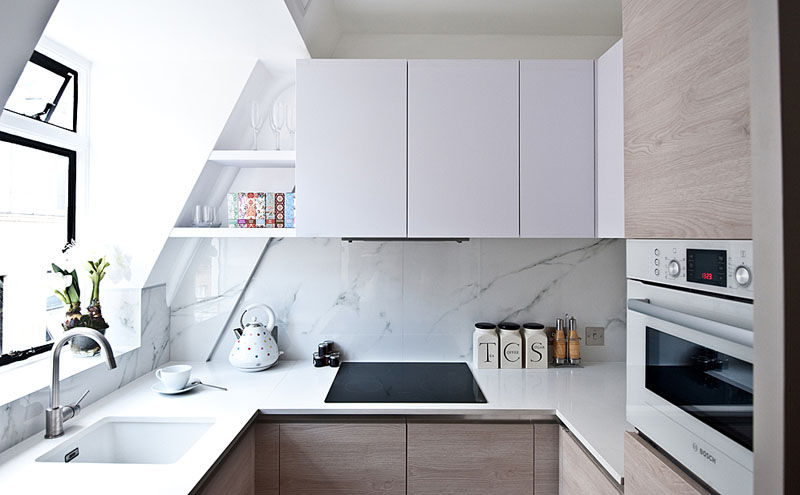 Compact kitchen with marble tiles homify ห้องครัว สิ่งทอและของใช้จิปาถะในครัว