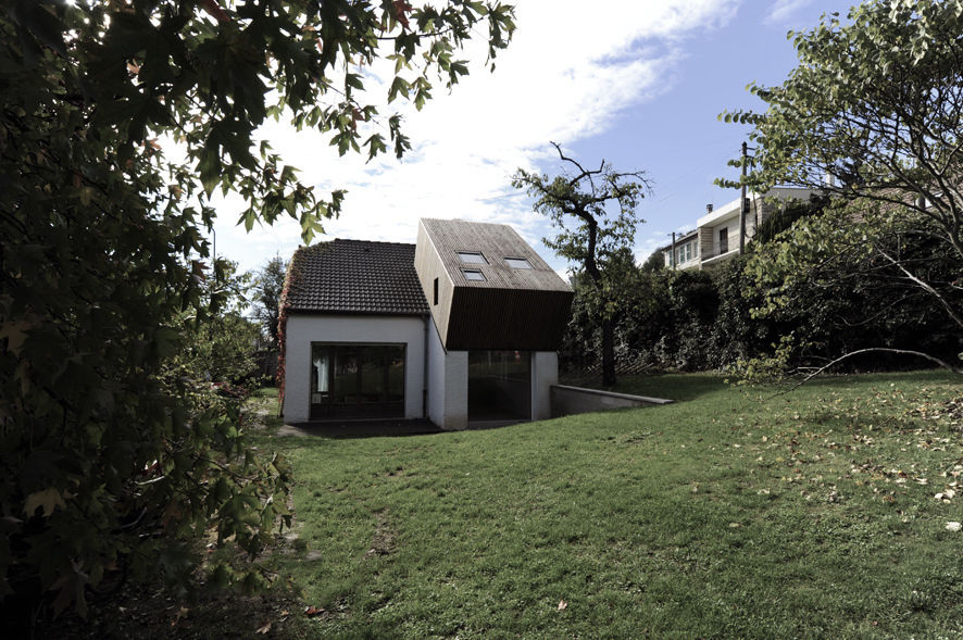 Vue de la surélévation depuis le jardin PLAYGROUND ATELIER D'ARCHITECTURES Maisons originales