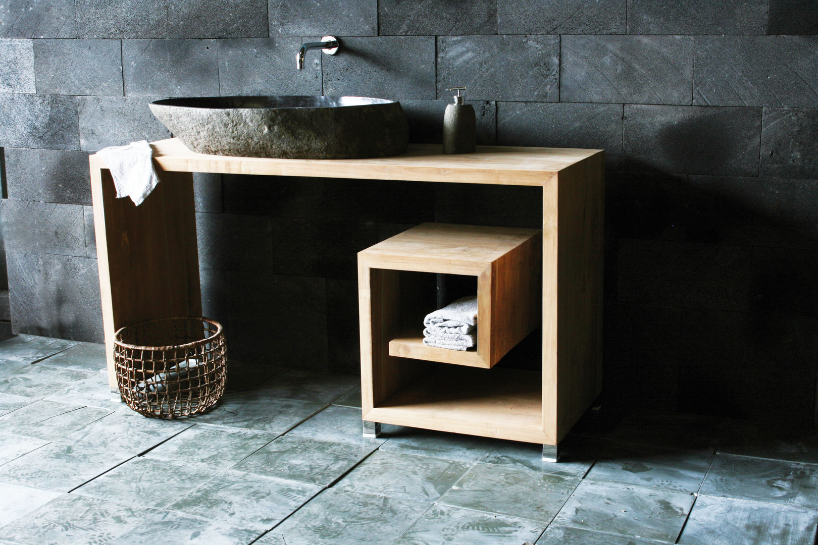 homify Modern Bathroom Shelves