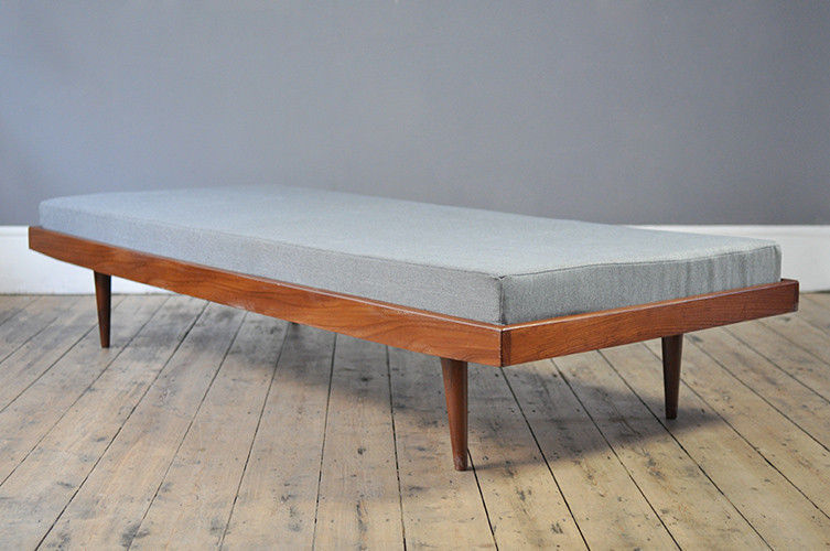 Minimalist Dutch Daybed homify Salas de estar escandinavas Sofás e divãs