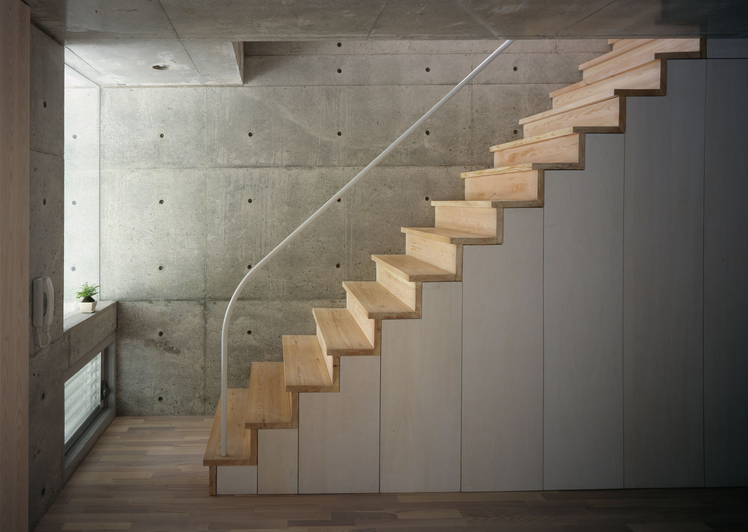 Ｋ＆Ｋ－ＨＯＵＳＥ, Ｍ４建築設計室 Ｍ４建築設計室 Pasillos, vestíbulos y escaleras rústicos