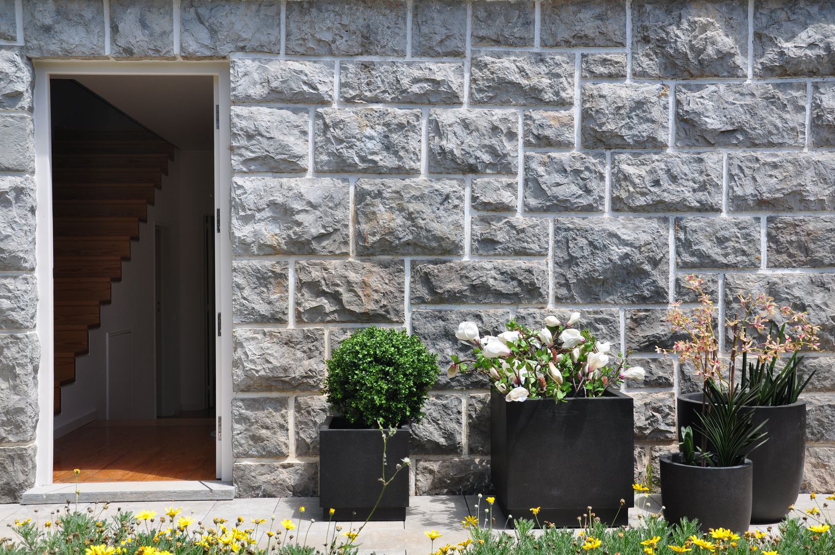 Porta de Entrada Nuno Ladeiro, Arquitetura e Design esterotomia de pedra,canteiro,jardim exterior,nuno ladeiro,relvado,fachada de pedra