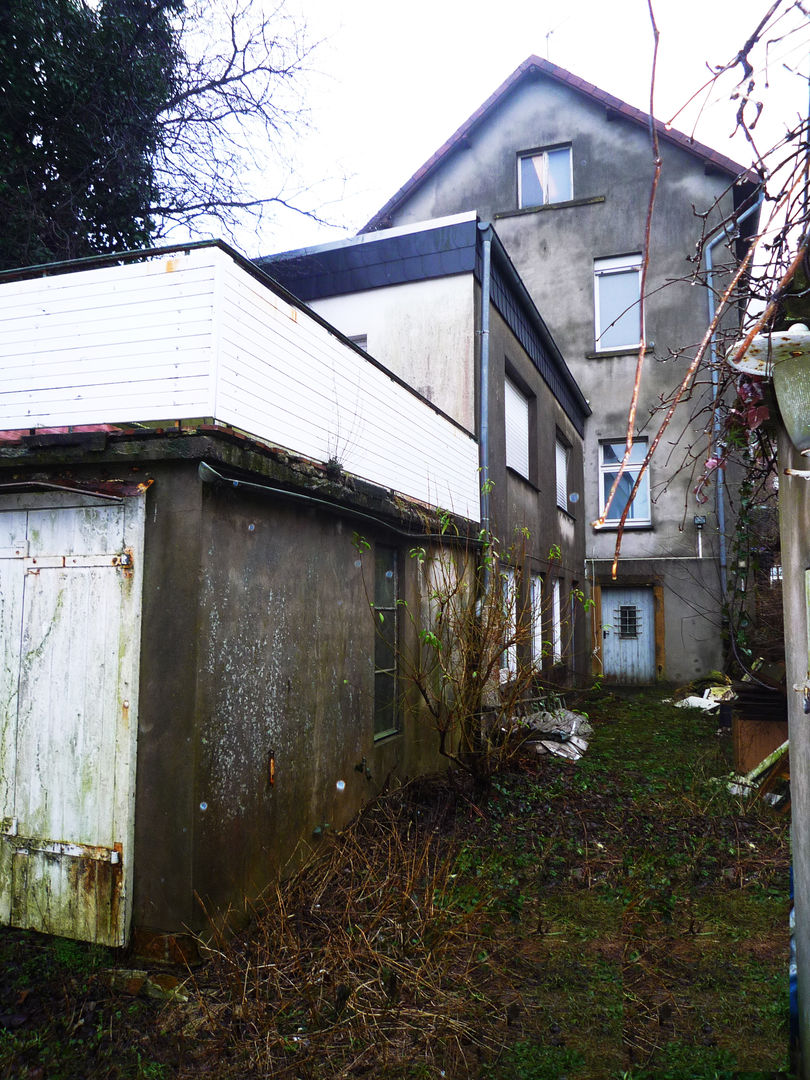 Kernsanierung eines denkmalgeschützten Wohn-und Geschäftshauses am Hang in Oerlinghausen, Gronemeyer architekten Gronemeyer architekten オリジナルな 家