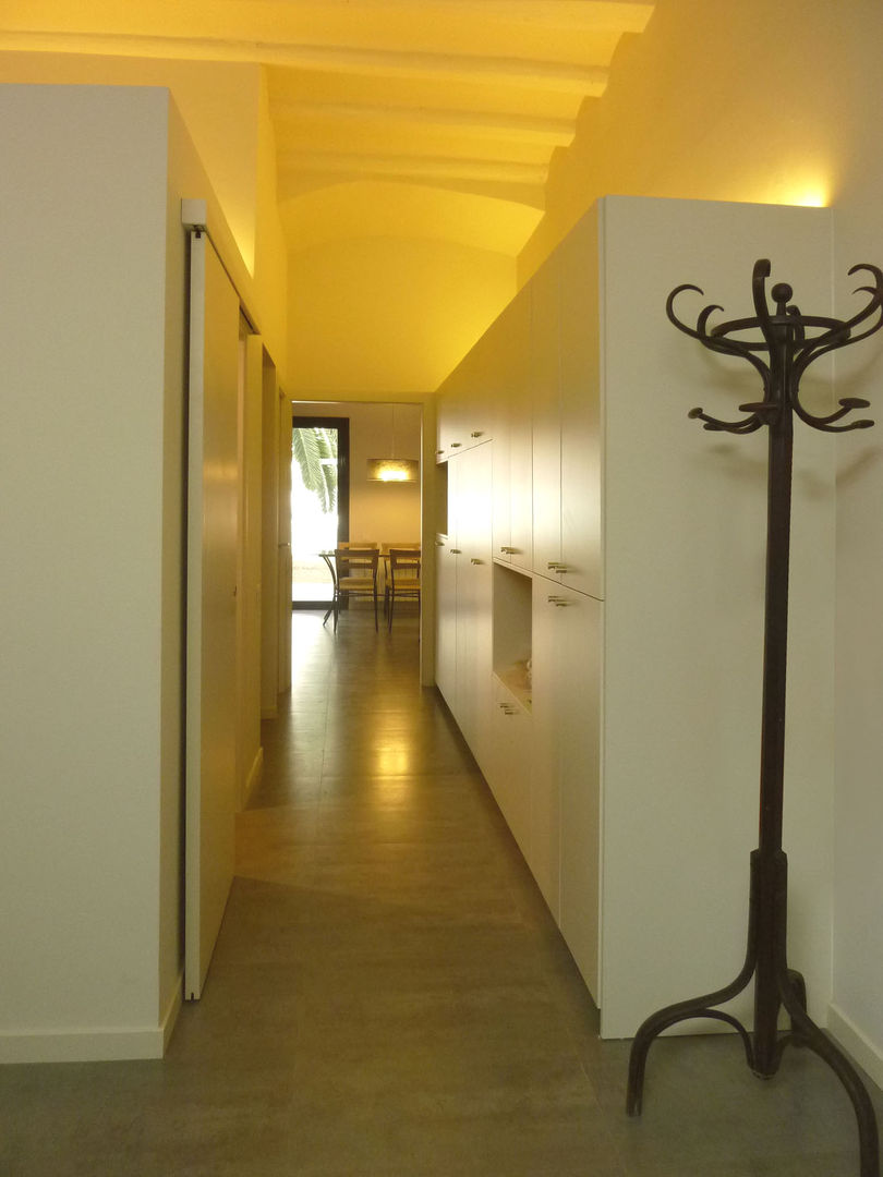 Reforma de vivienda entre medianeras, L'Hospitalet de Llobregat, pep sala + rosa-mari portella arquitectura pep sala + rosa-mari portella arquitectura Modern corridor, hallway & stairs