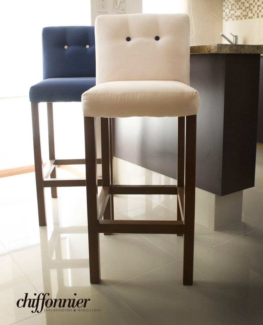 PROYECTO MOBILIARIO PORTALES, Chiffonnier Chiffonnier クラシックデザインの キッチン テーブル＆椅子
