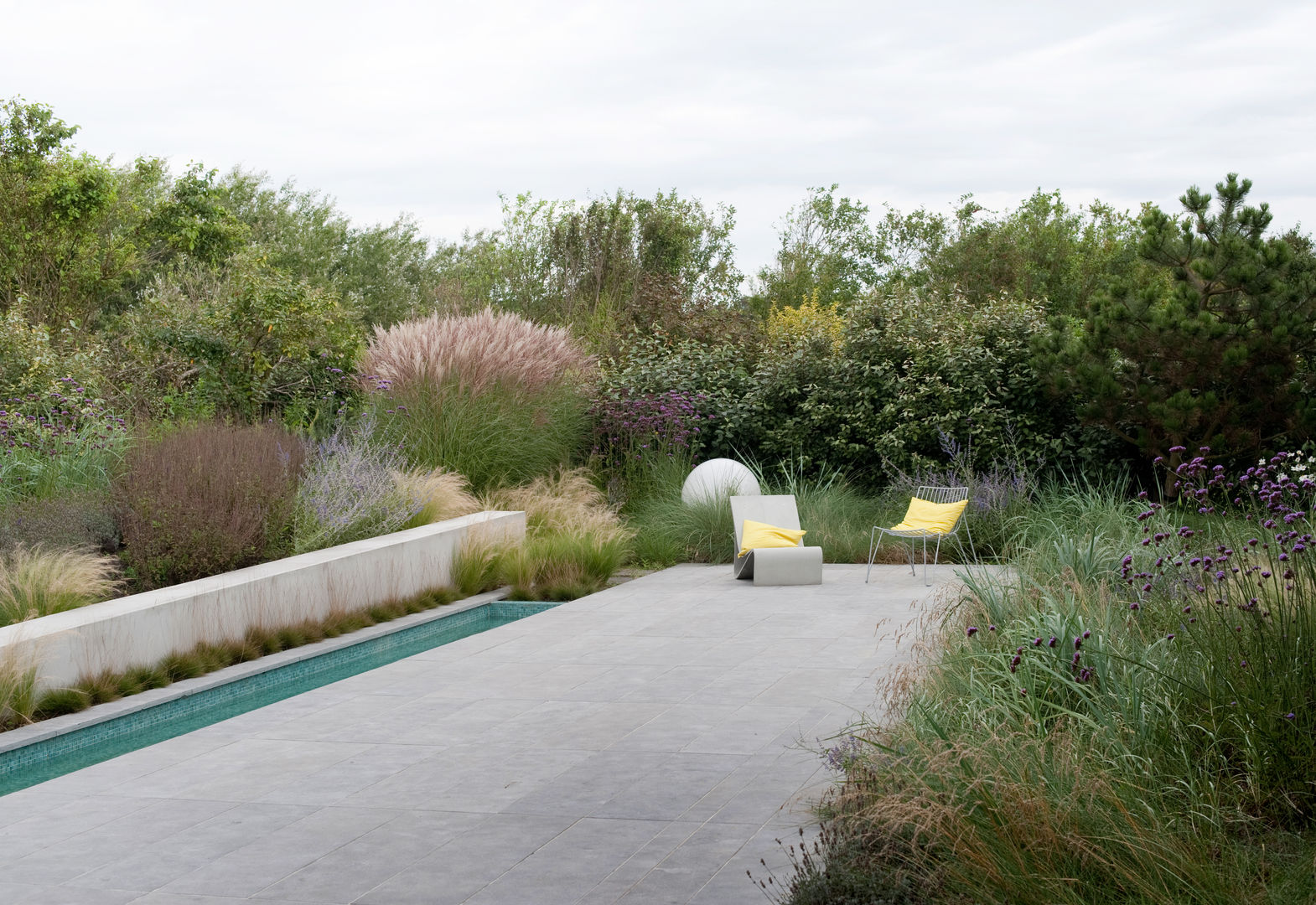 minimalistic architecture floating in dune landscape Andrew van Egmond (ontwerp van tuin en landschap) 모던스타일 정원