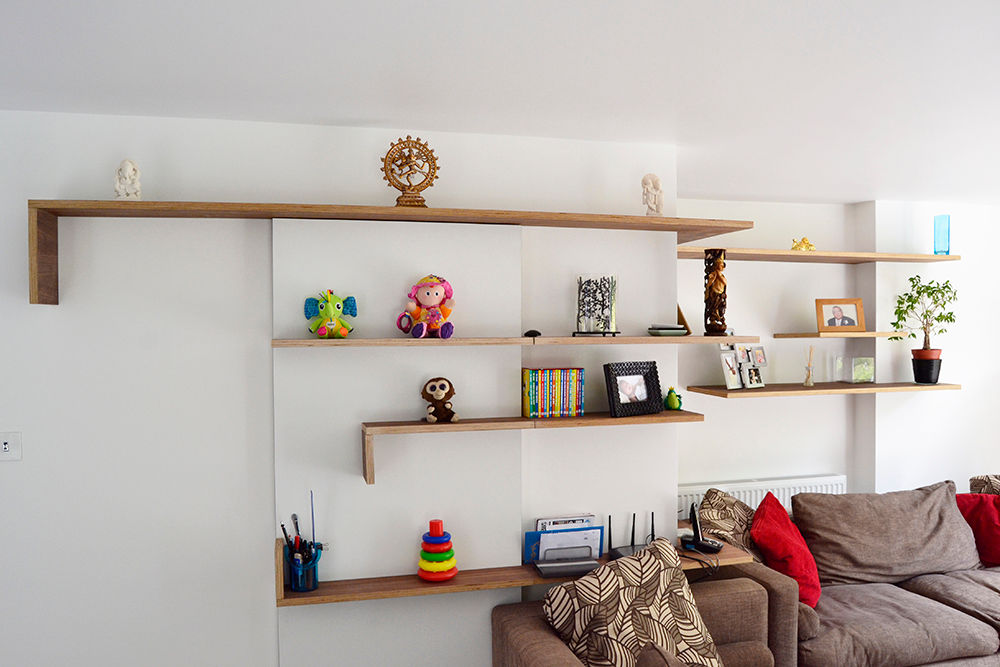 Walnut faced plywood shelves Satish Jassal Architects Вітальня Полиці