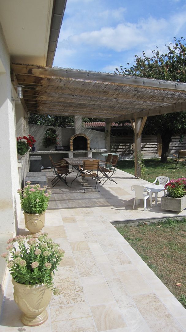 Terrasse ombragée en pierre naturelle de Bourgogne Ateliers Pierre de Bourgogne Murs & Sols originaux Revêtements de mur et de sol