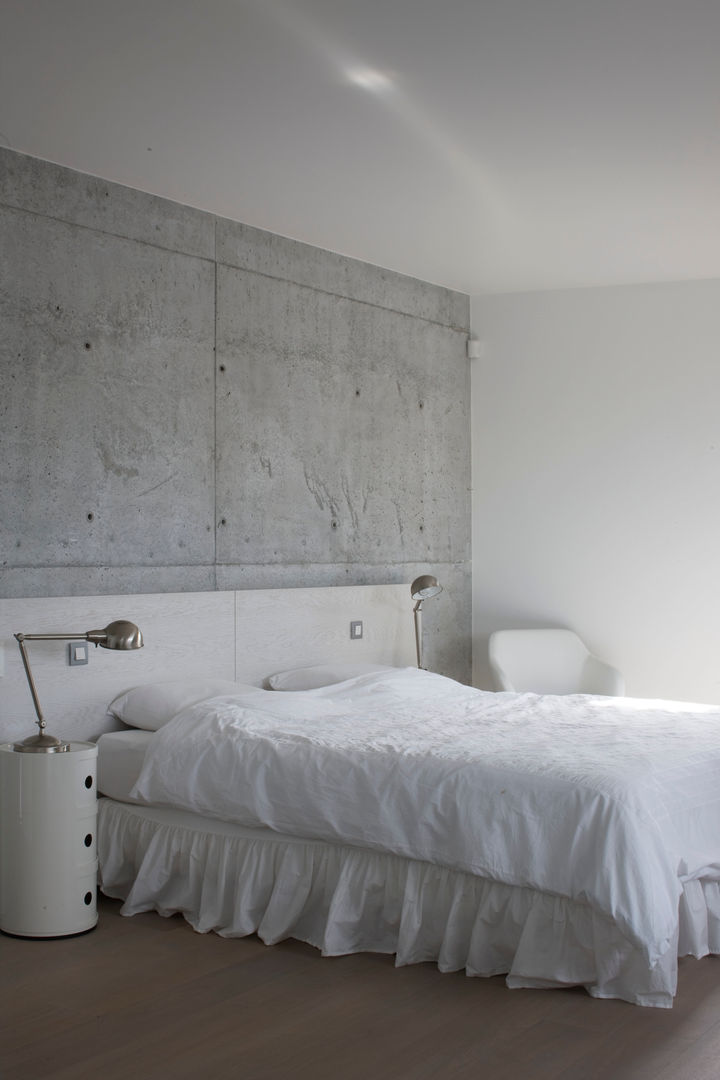 Chambre d'ami GUILLAUME DA SILVA ARCHITECTURE INTERIEURE Chambre minimaliste Bois,Confort,Éclairage,Ombre,Immeuble,Gris,Sol,Étage,Ligne,mur