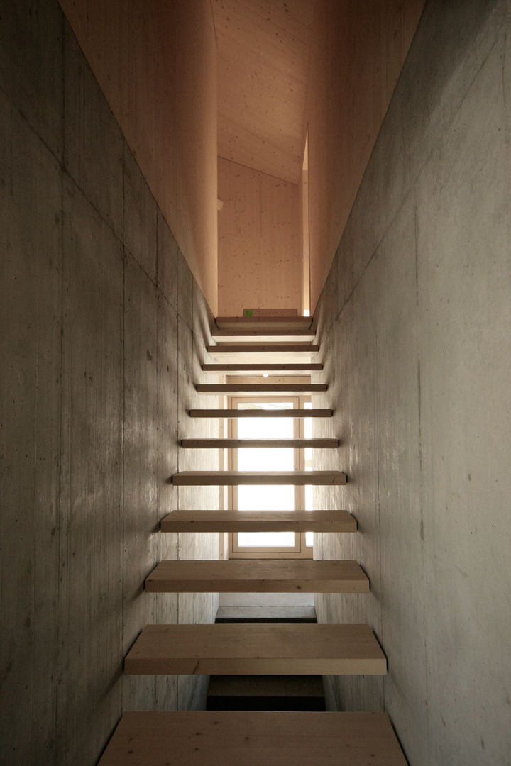 Holzkristall, Hurst Song Architekten Hurst Song Architekten Modern corridor, hallway & stairs