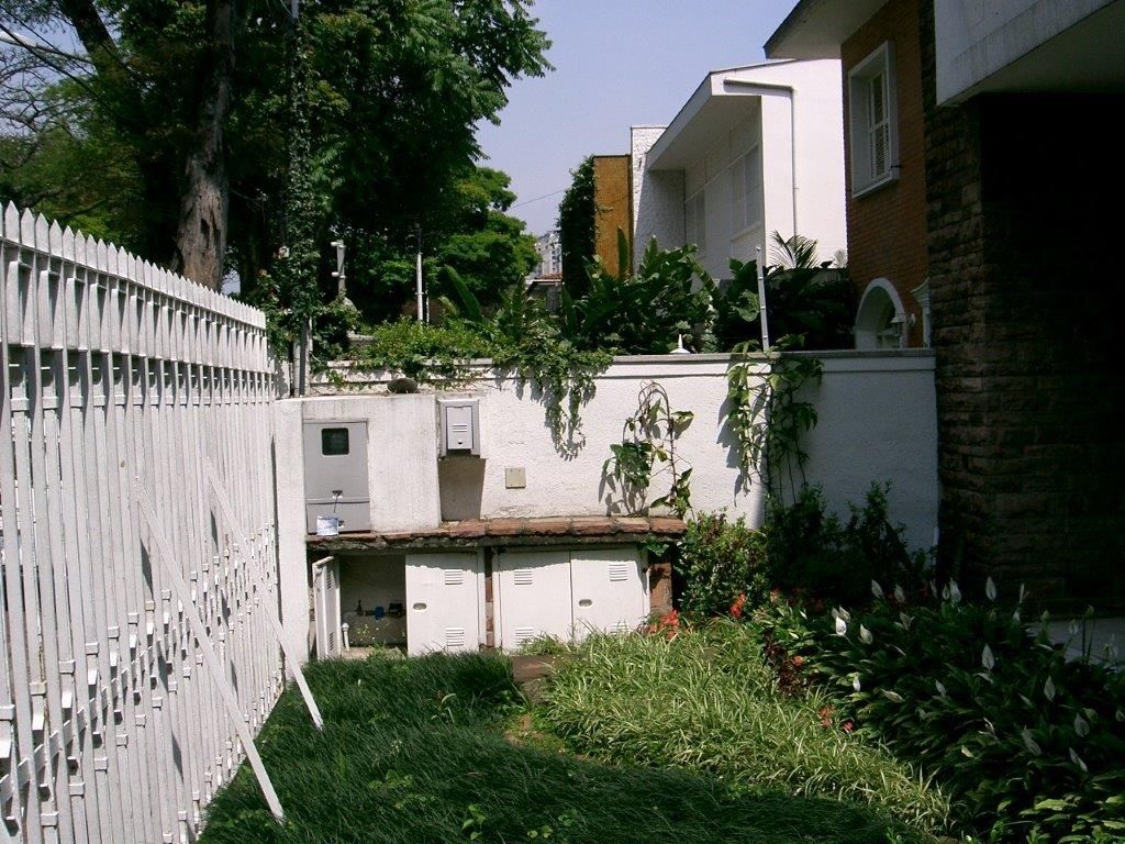 Jardim Frontal ANTES: colonial por Ornella Lenci Arquitetura,Colonial