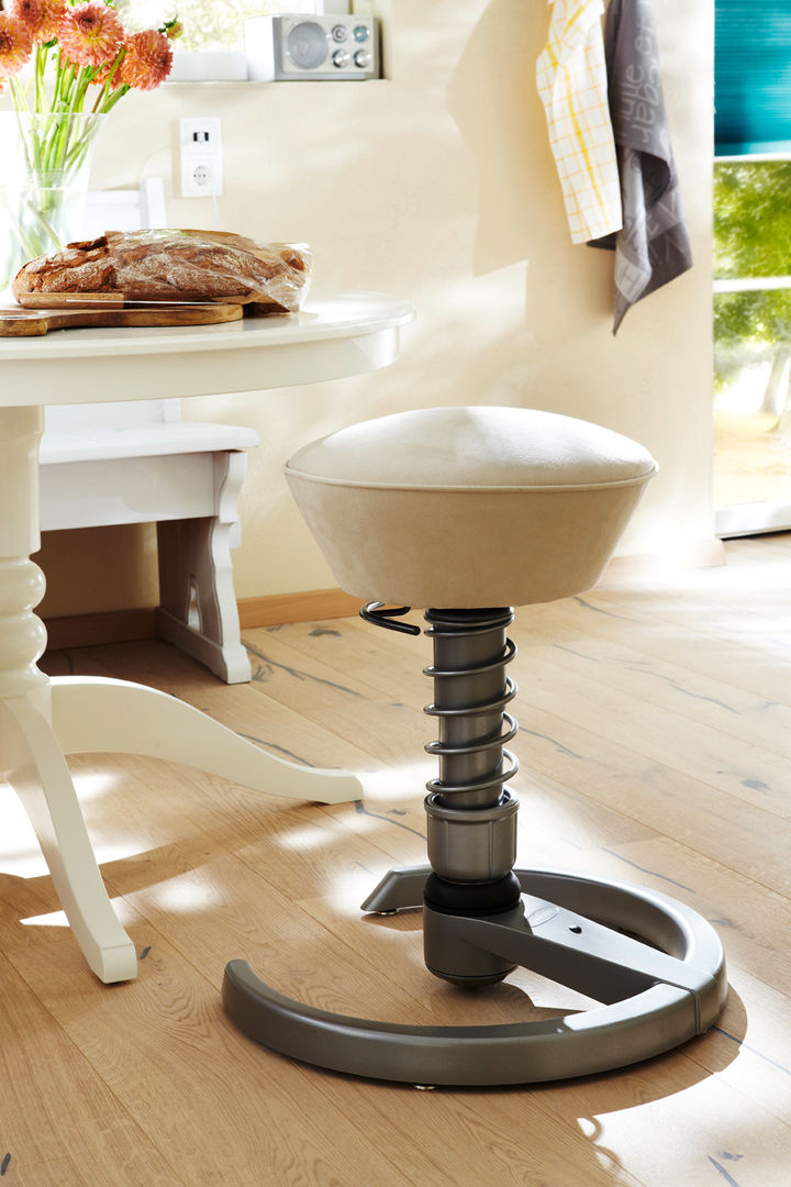 homify Salon classique Chaises & poufs