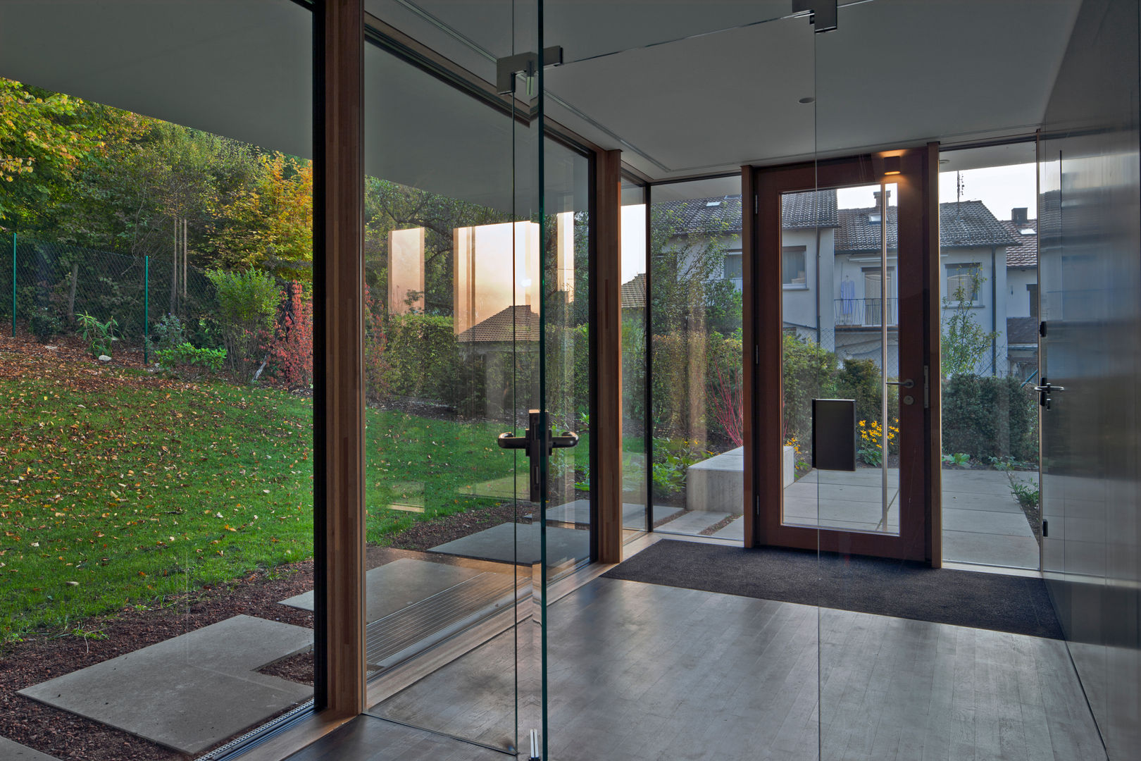 Haus mit Blick über Ulm, Kauffmann Theilig & Partner, Freie Architekten BDA Kauffmann Theilig & Partner, Freie Architekten BDA Modern corridor, hallway & stairs