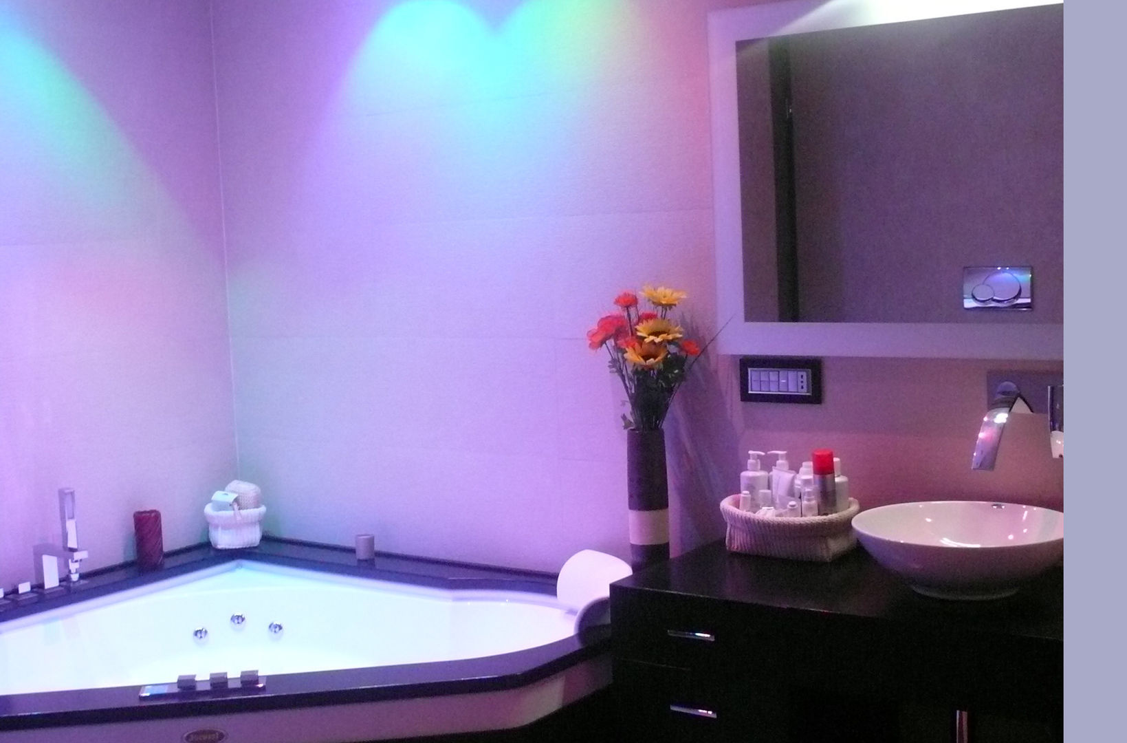 Illuminare il bagno: 10 fantastiche idee tra faretti e led