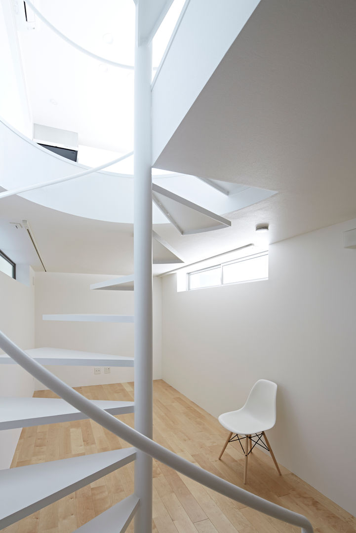 Long Window House, another APARTMENT LTD. / アナザーアパートメント another APARTMENT LTD. / アナザーアパートメント Sala multimediale eclettica