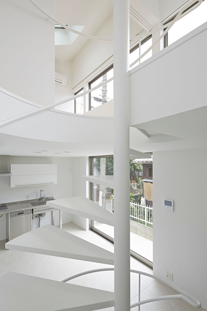 Long Window House, another APARTMENT LTD. / アナザーアパートメント another APARTMENT LTD. / アナザーアパートメント Sala da pranzo eclettica