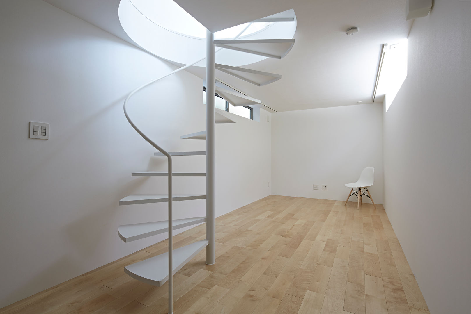 Long Window House, another APARTMENT LTD. / アナザーアパートメント another APARTMENT LTD. / アナザーアパートメント Salas multimédia ecléticas