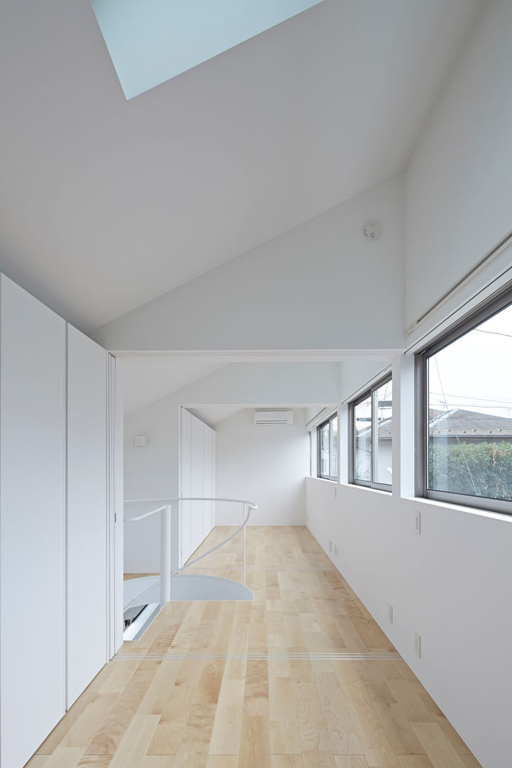 Long Window House, another APARTMENT LTD. / アナザーアパートメント another APARTMENT LTD. / アナザーアパートメント Camera da letto eclettica