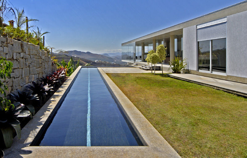 Vista a partir da área externa contígua à casa. Humberto Hermeto Casas modernas Céu,Plantar,Construção,Janela,Superfície da estrada,Asfalto,Terreno,Design urbano,casa,Área residencial