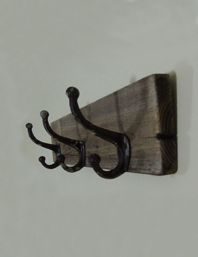 Iron and Wooden Triple Hook homify Casas rústicas Acessórios e Decoração