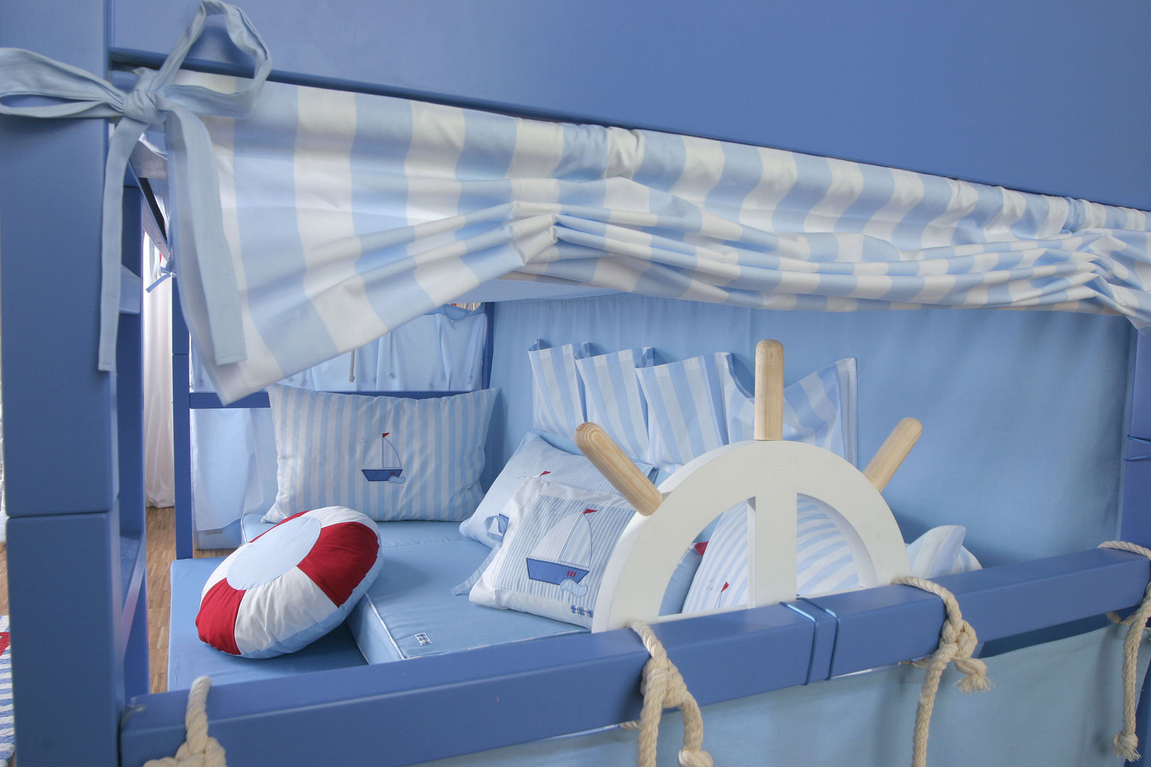 Sail Boat Mid Sleeper Bed The Baby Cot Shop, Chelsea Dormitorios infantiles Camas y cunas