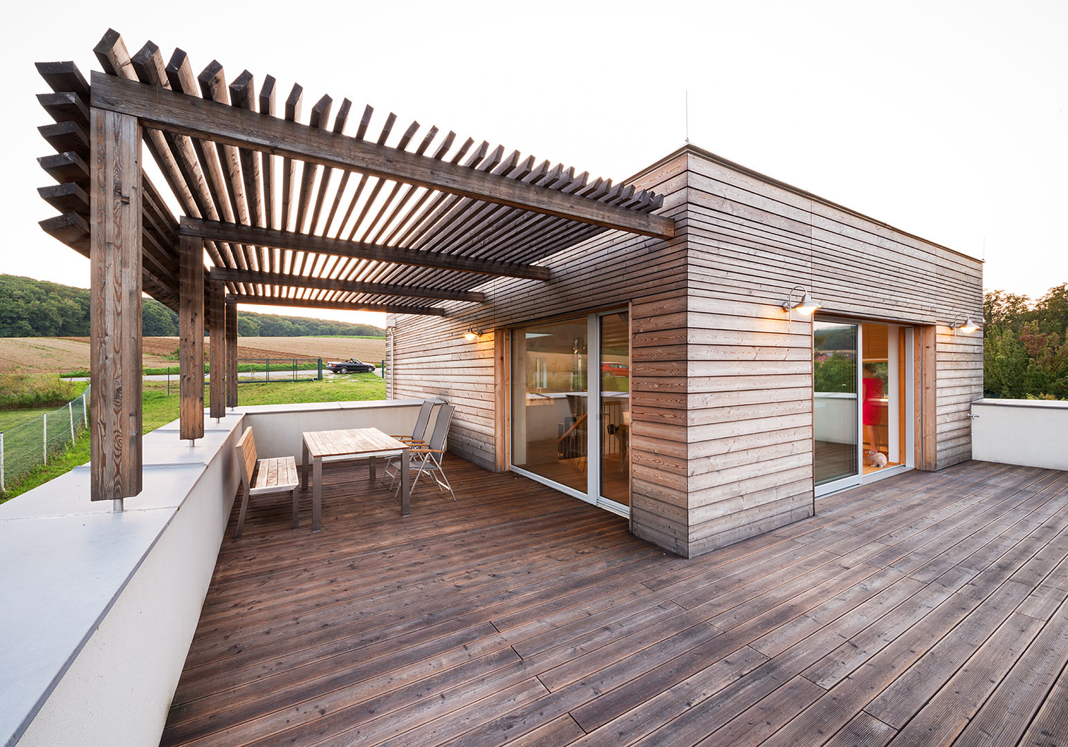 Energieeffizienter Landsitz bei Bratislava, Abendroth Architekten Abendroth Architekten Moderner Balkon, Veranda & Terrasse Anlage,Gebäude,Holz,Schatten,Himmel,Fenster,Innenarchitektur,Haus,Baum,Gartenmöbel