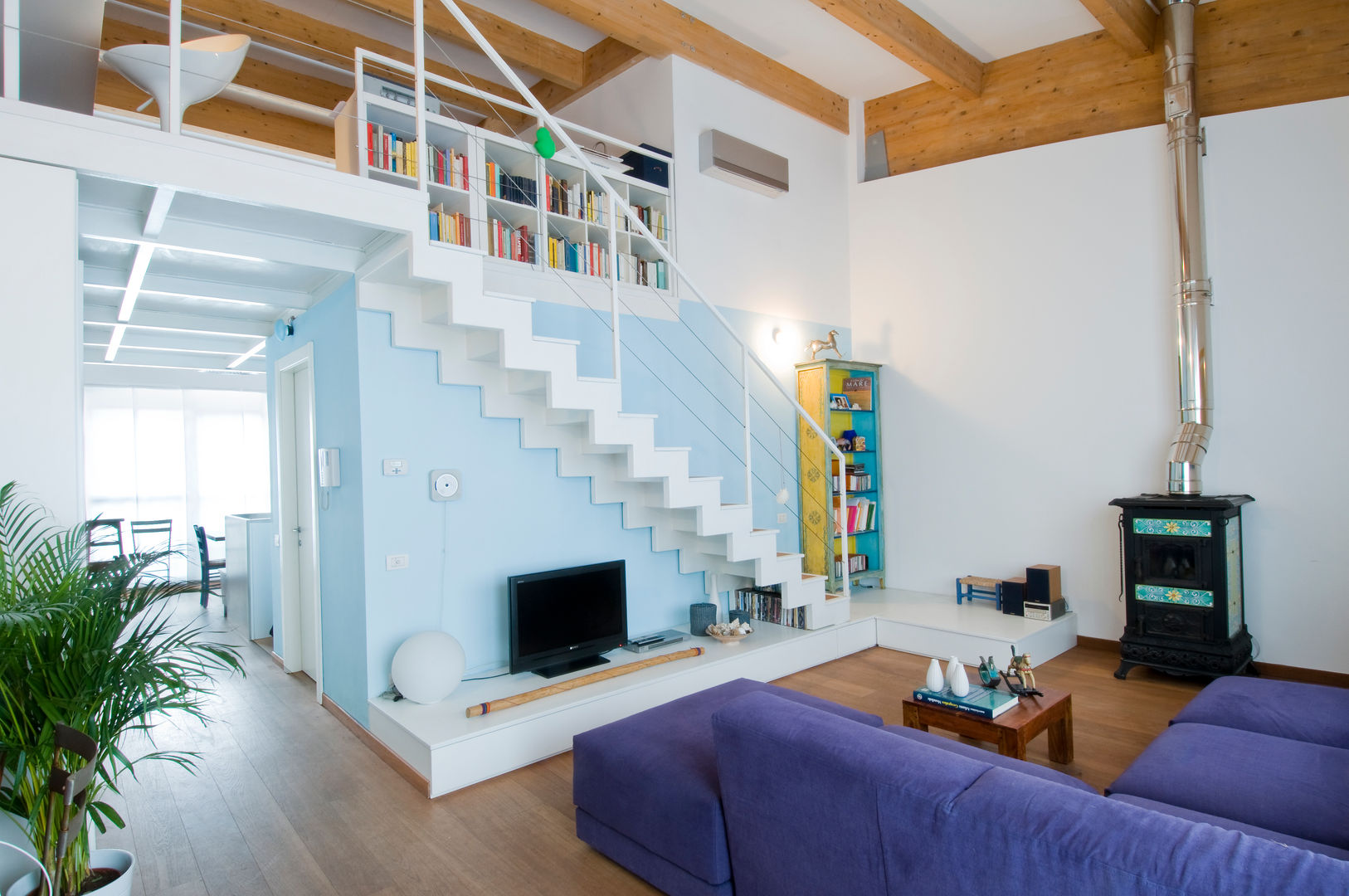 Interno milanese: Casa M, Studio Archipass Studio Archipass Mediterranean style living room