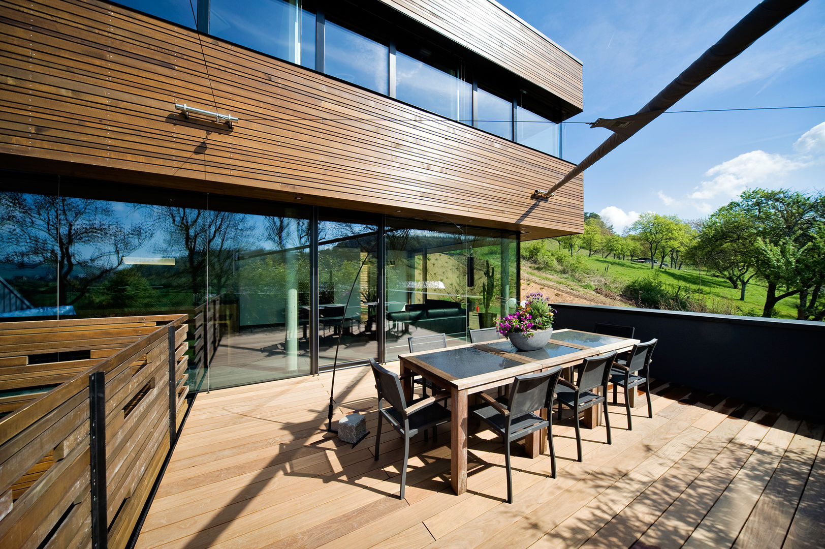 Ökologisches Massivholzhaus, Maisons Loginter Maisons Loginter Modern balcony, veranda & terrace