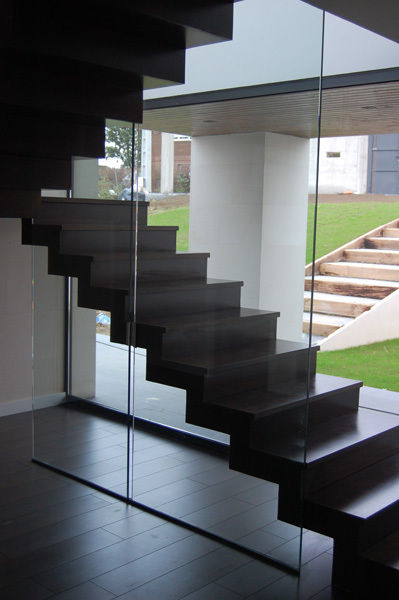 Vivienda en Castiello, Eva Fonseca estudio de arquitectura Eva Fonseca estudio de arquitectura Modern corridor, hallway & stairs