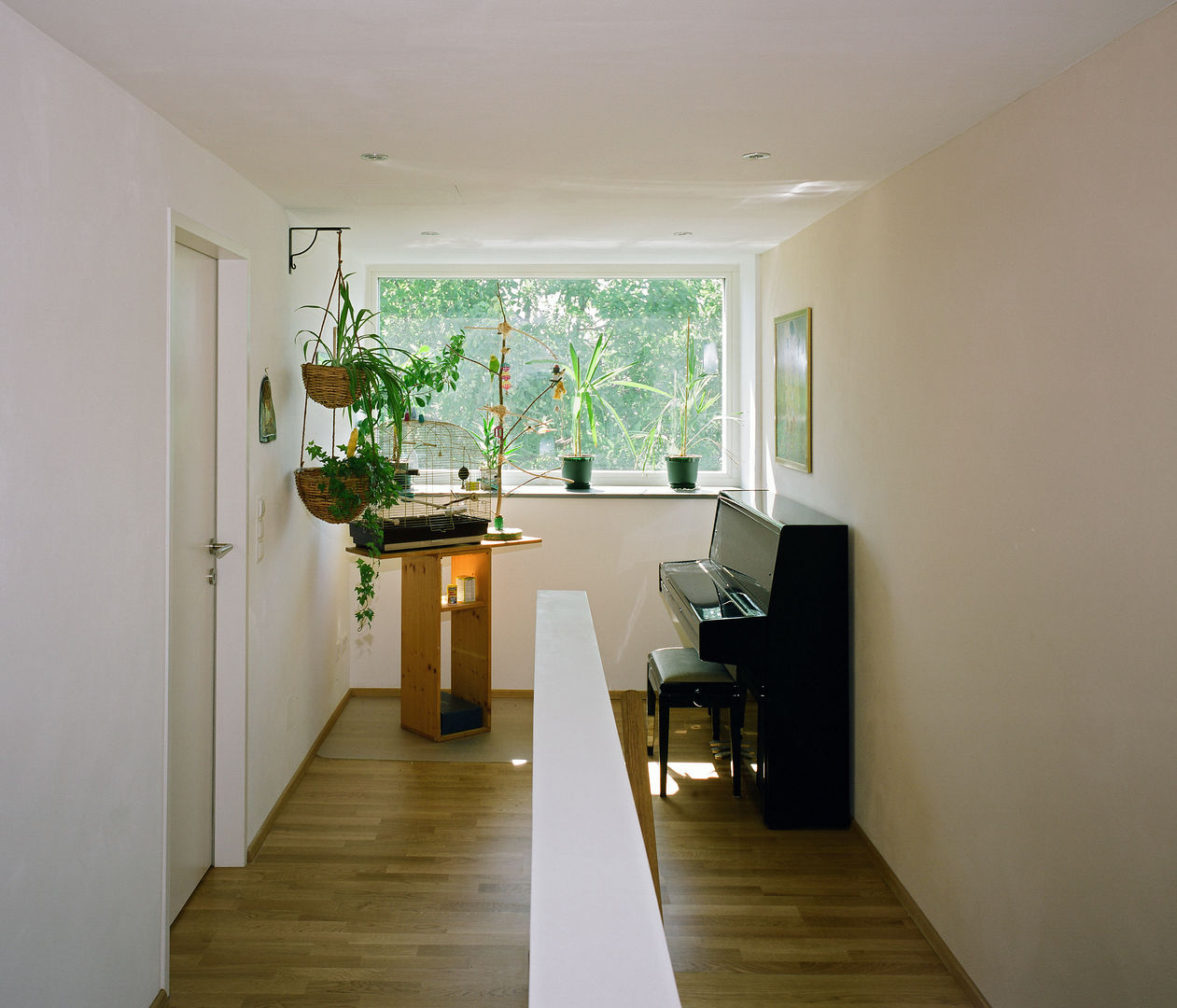 Passivhaus mit Sonnendeck in Gerasdorf, Abendroth Architekten Abendroth Architekten Modern corridor, hallway & stairs
