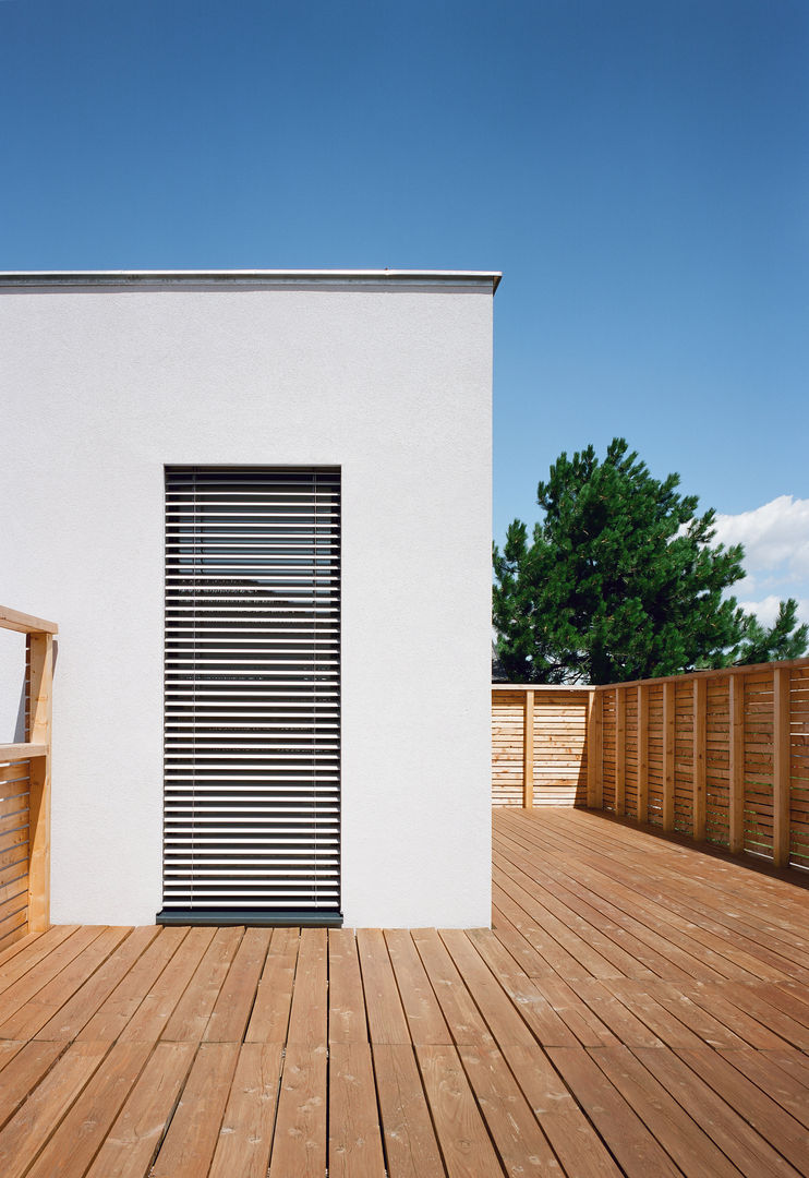 Passivhaus mit Sonnendeck in Gerasdorf, Abendroth Architekten Abendroth Architekten 露臺