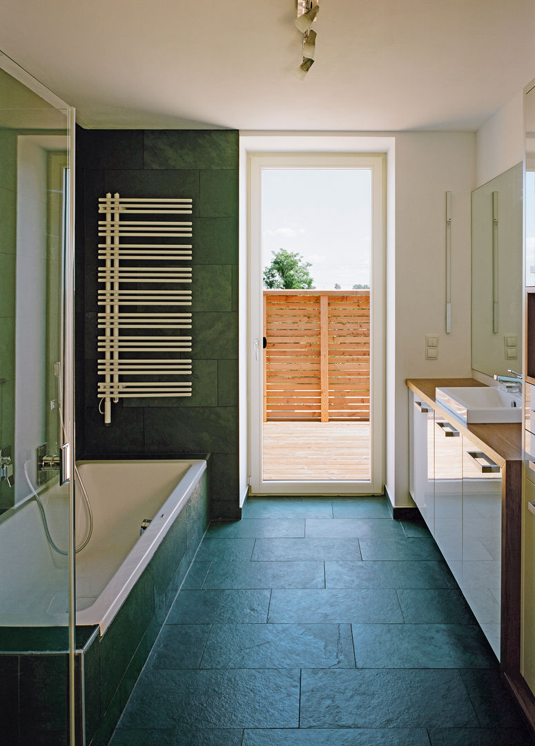 Passivhaus mit Sonnendeck in Gerasdorf, Abendroth Architekten Abendroth Architekten Modern Bathroom