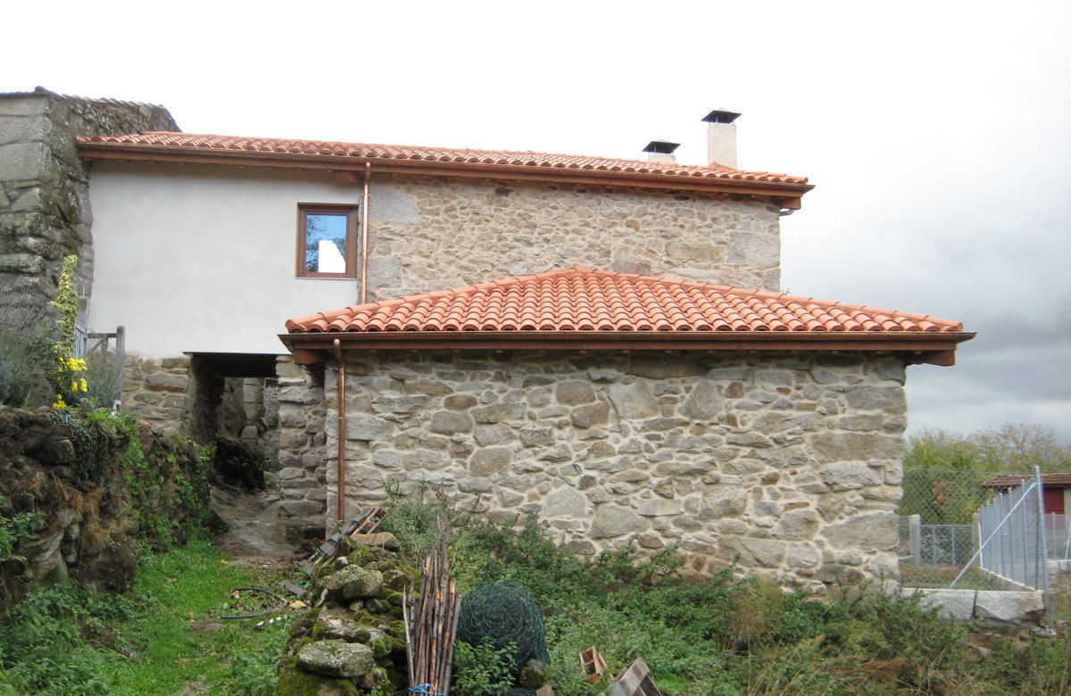 REHABILITACIÓN DE VIVIENDA UNIFAMILIAR Y ANEXOS EN STA. EUFEMIA arquitectura SEN MÁIS Casas de estilo rural