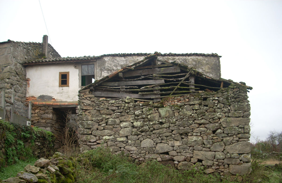 REHABILITACIÓN DE VIVIENDA UNIFAMILIAR Y ANEXOS EN STA. EUFEMIA arquitectura SEN MÁIS