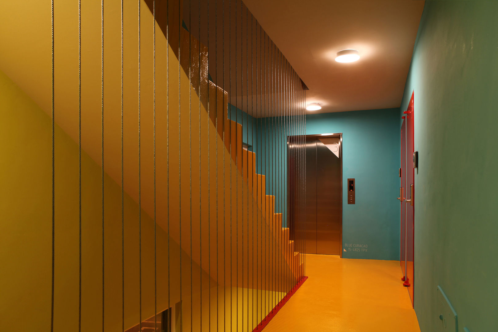 하얀집 White house, designband YOAP designband YOAP Scandinavian corridor, hallway & stairs