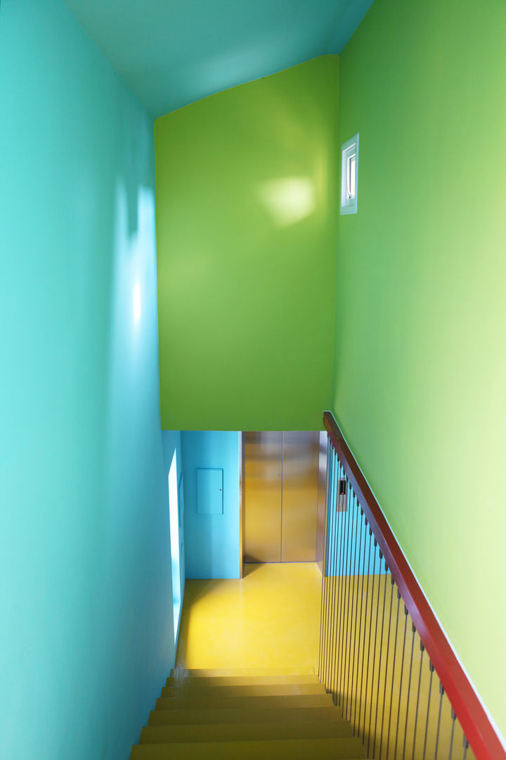 하얀집 White house, designband YOAP designband YOAP Scandinavian style corridor, hallway& stairs