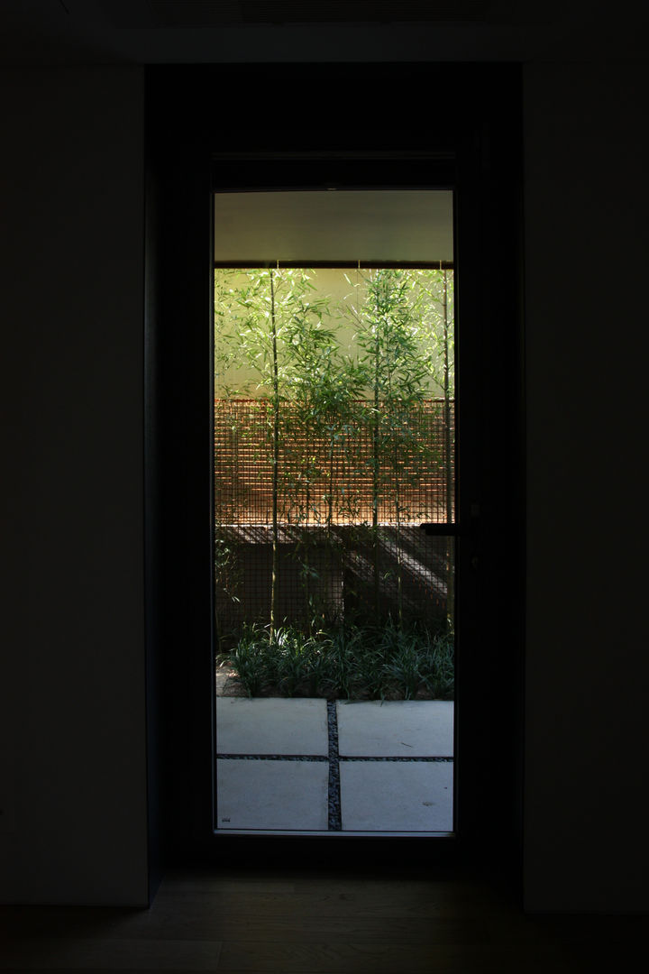 Yeon-hui dong house, ISON ARCHITECTS ISON ARCHITECTS Modern corridor, hallway & stairs