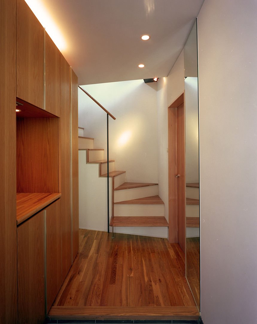 スキップテラスの家, 西島正樹／プライム一級建築士事務所 西島正樹／プライム一級建築士事務所 Eclectic corridor, hallway & stairs