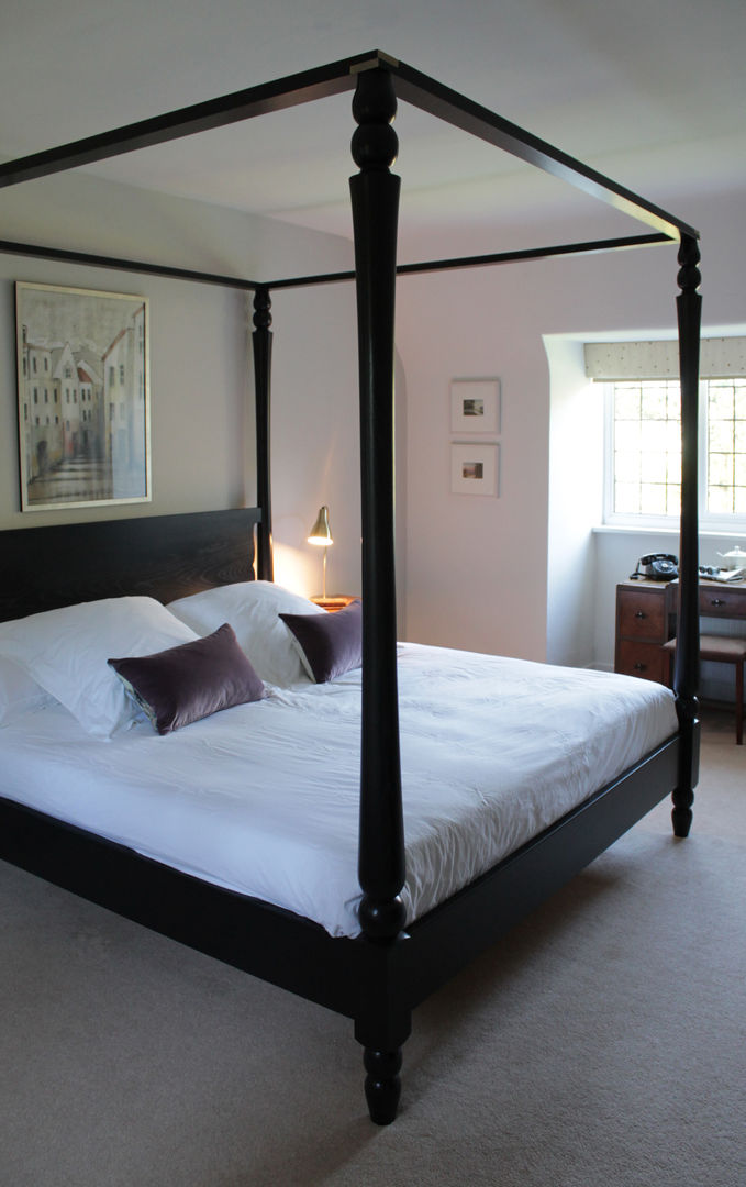 The Goldsborough Four Poster Bed in Ebony Gloss TurnPost 모던스타일 침실 침대 & 헤드 보드