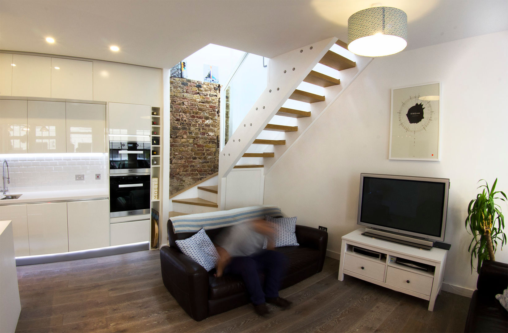 Bespoke designed Oak staircase with glass balustrade and integral lighting. R+L Architect Koridor & Tangga Modern