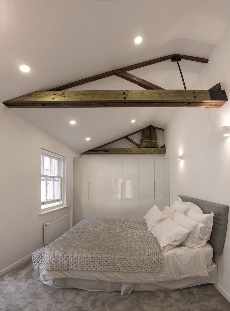 Bedroom with exposed roof timbers and vaulted ceilings R+L Architect Спальня в стиле модерн