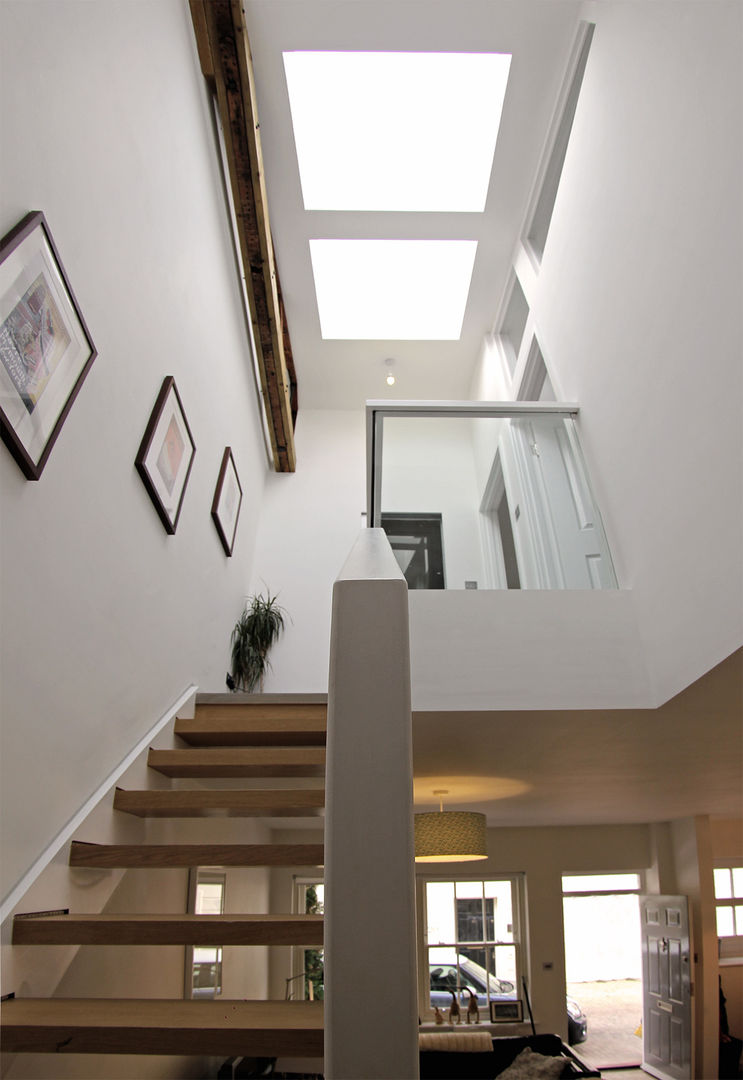 Bespoke designed Oak staircase with glass balustrade and integral lighting. R+L Architect 모던스타일 복도, 현관 & 계단