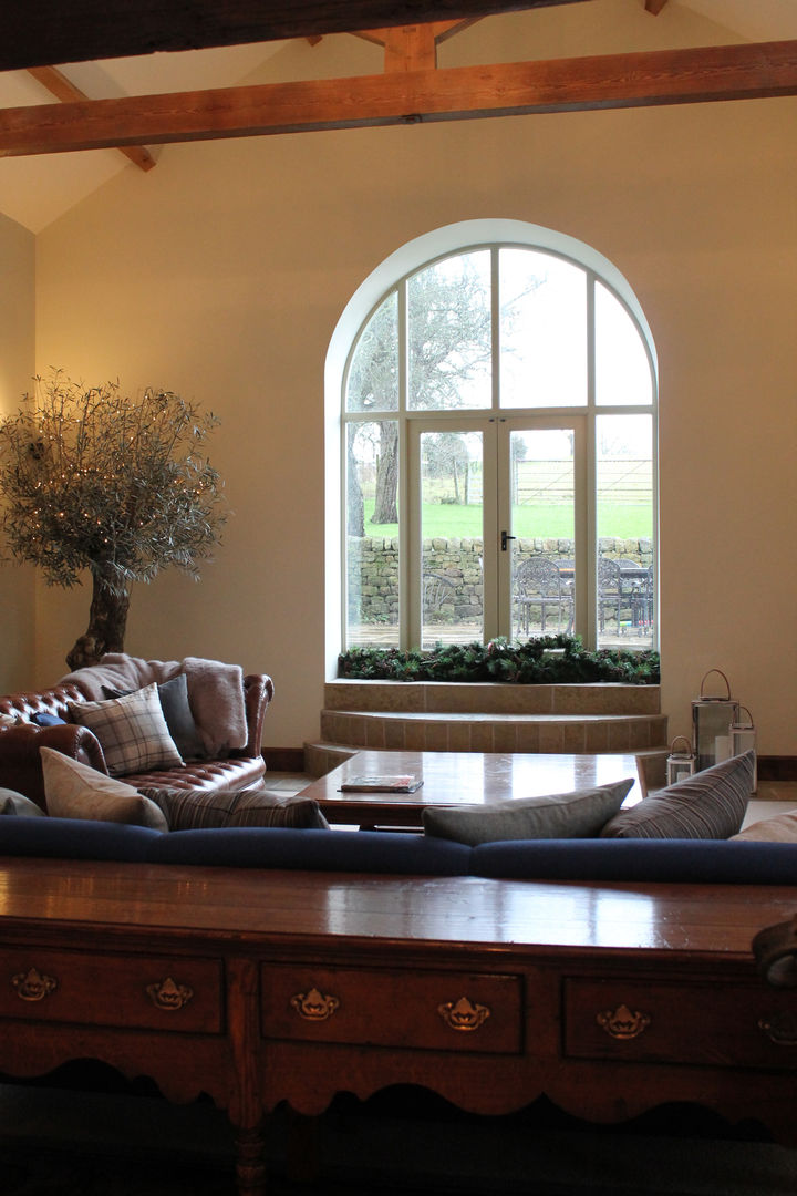 Beautiful Feature Window into the Fields Vanessa Rhodes Interiors ห้องนั่งเล่น