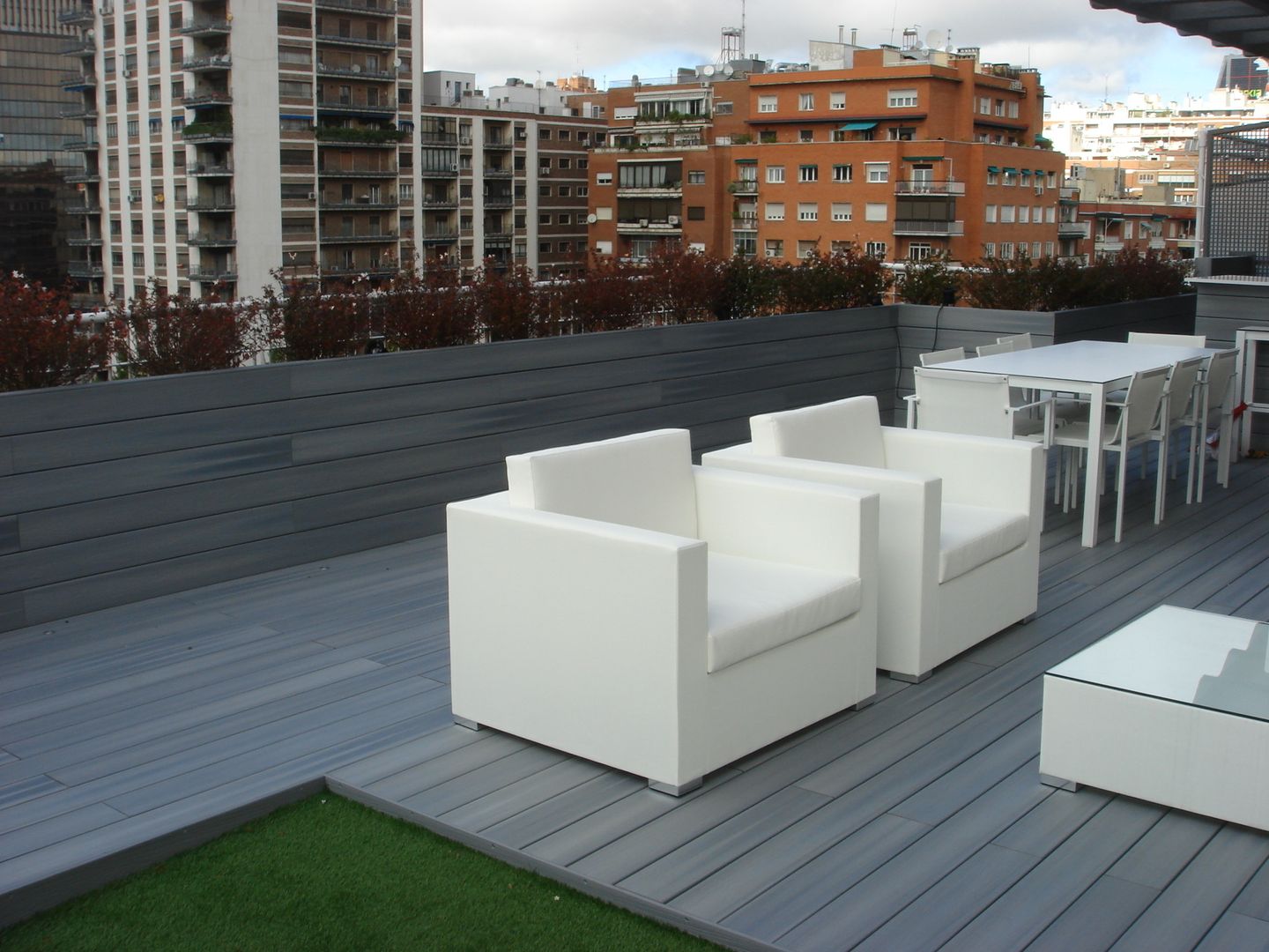 Mobiliario de Iniciativa Palos en Danza Balcones y terrazas de estilo moderno