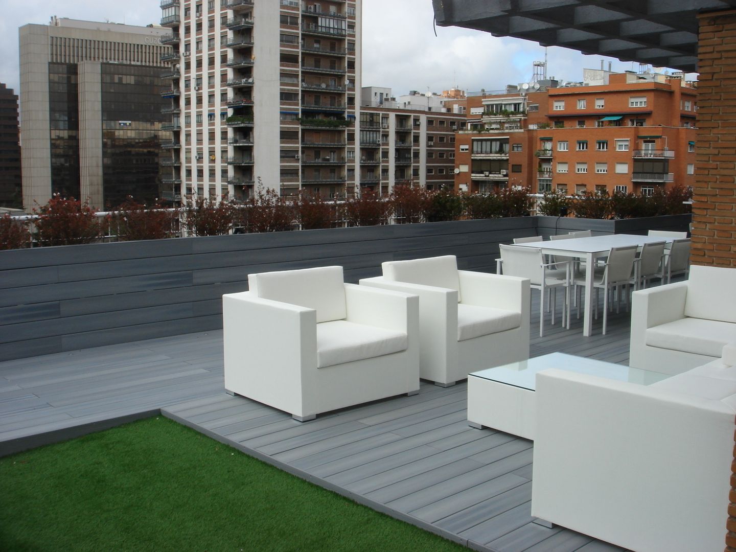 UNA TERRAZA URBANA EN MADRID, Palos en Danza Palos en Danza Modern Balkon, Veranda & Teras